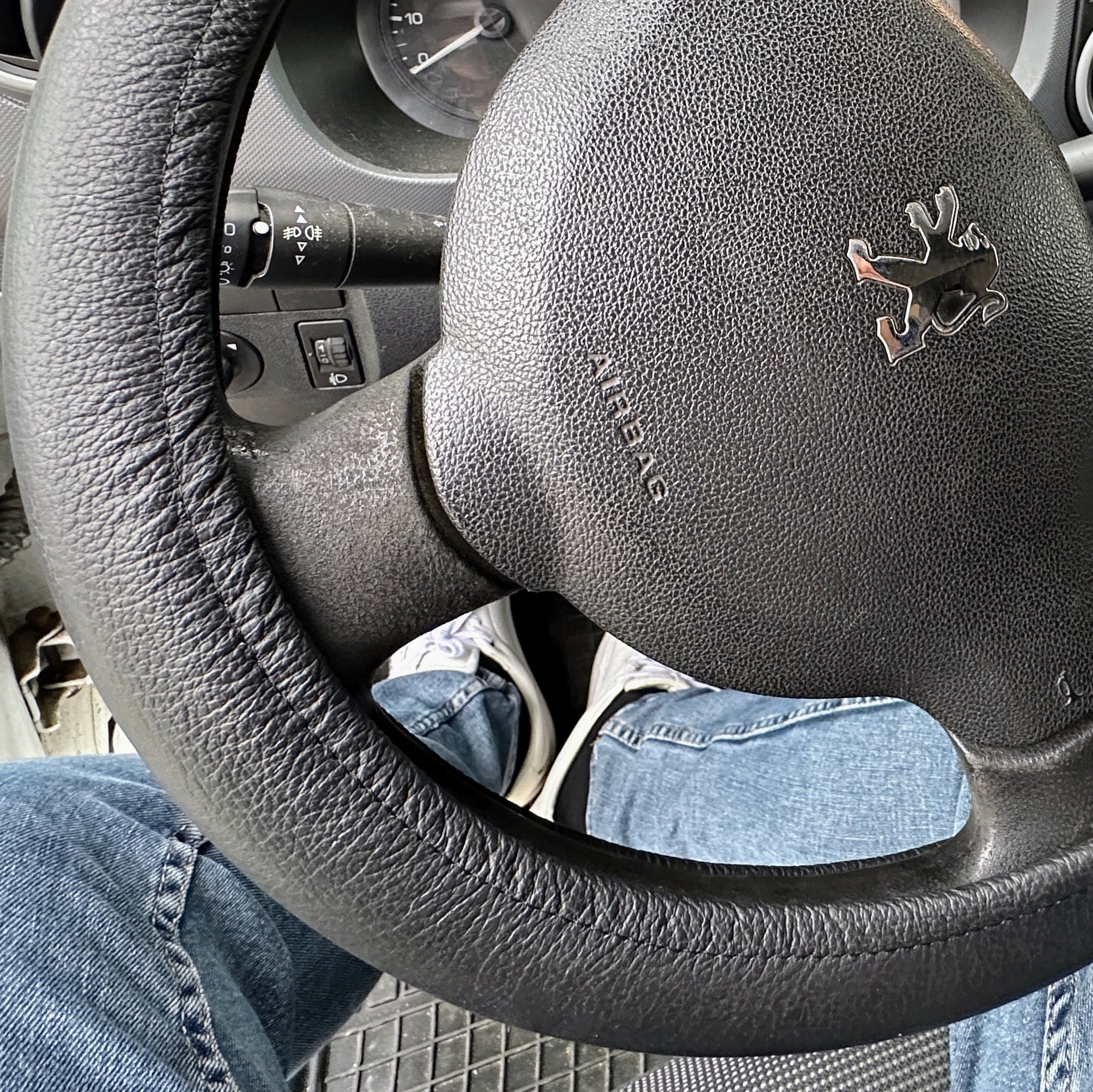 Crna kožna navlaka za volan