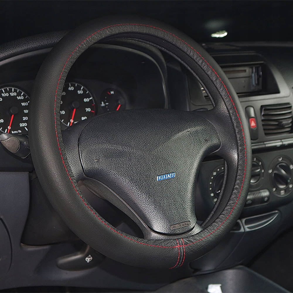 Fekete bőr kormányvédő piros varrással