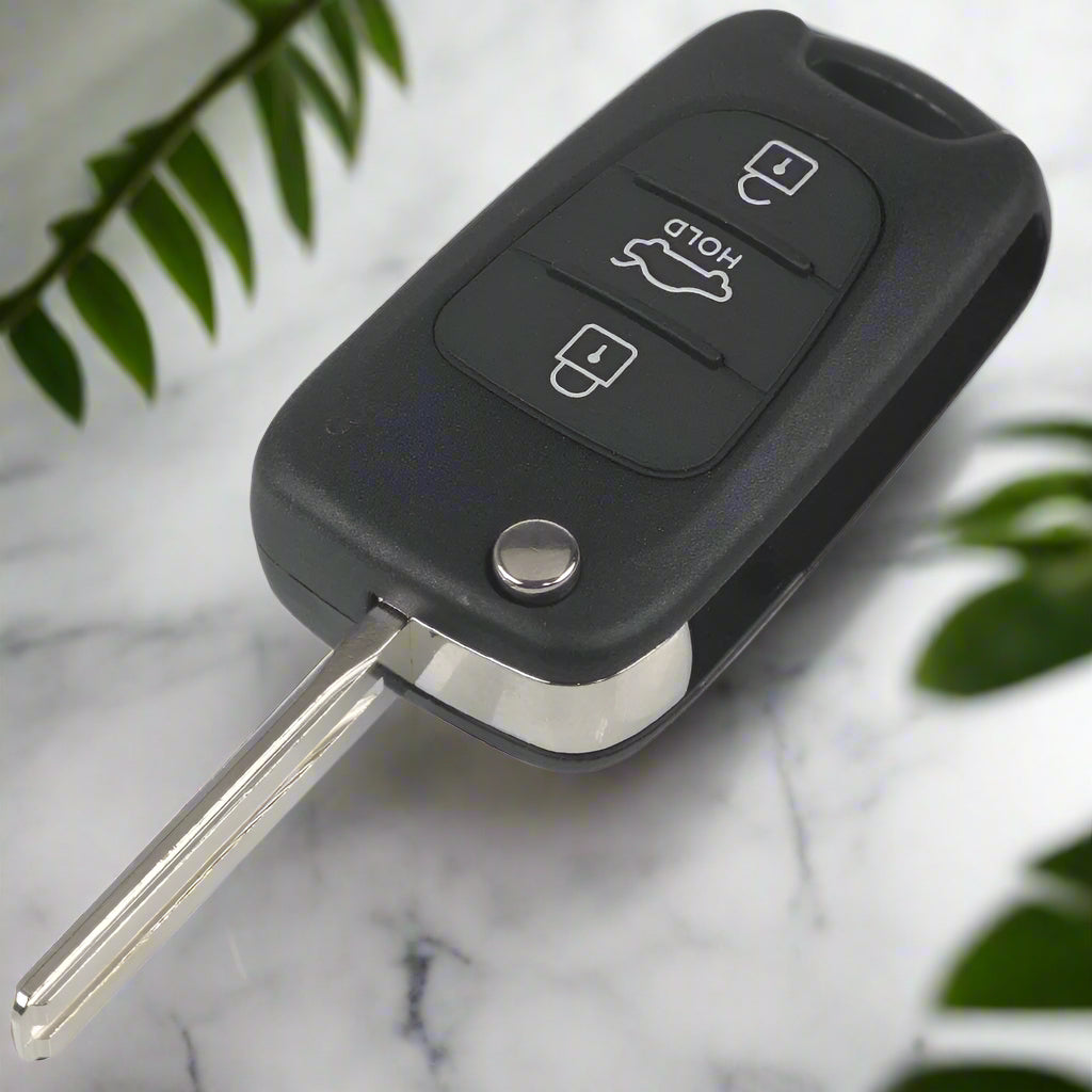 Fekete színű, 3 gombos Hyundai kulcs, bicskakulcs.