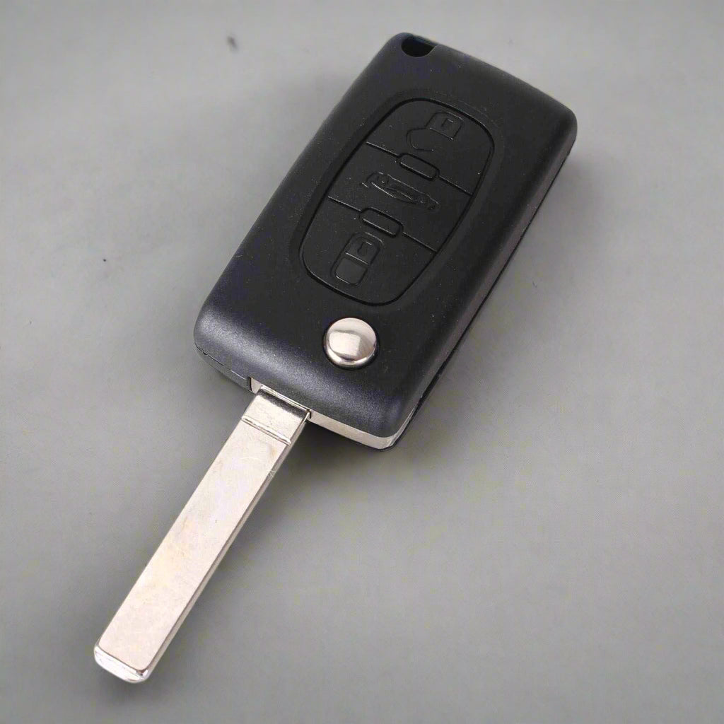 Fekete színű, 3 gombos Peugeot bicskakulcs, kulcsház.