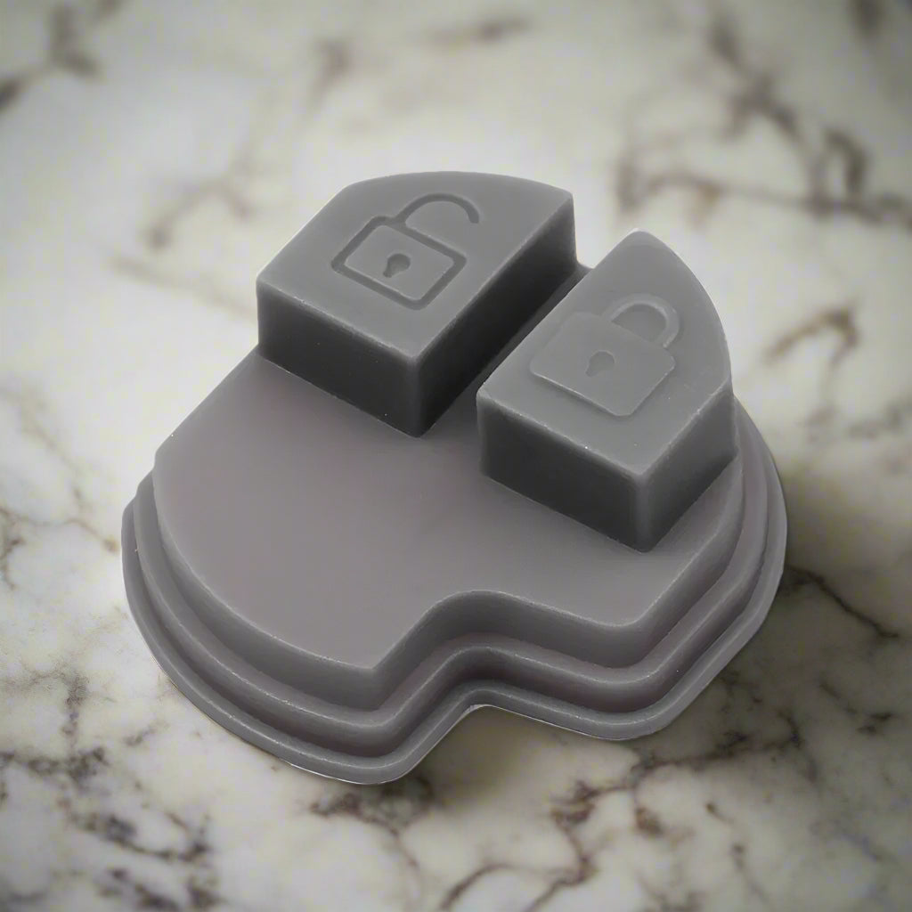 Sötétszürke színű, 2 gombos Suzuki kulcs gombsor.