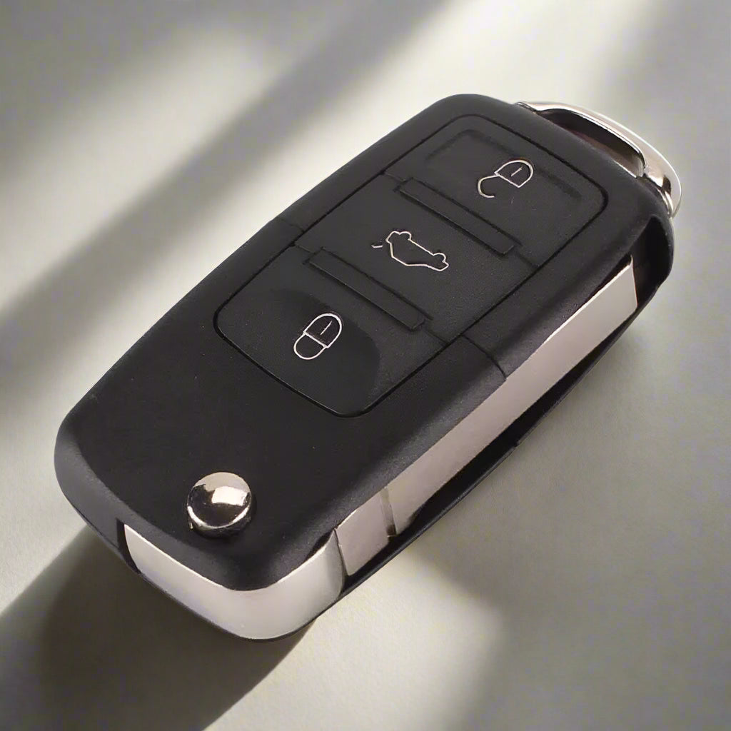 Fekete színű, 3 gombos VW bicskakulcs, kulcsház. Fehér mintás gombokkal.