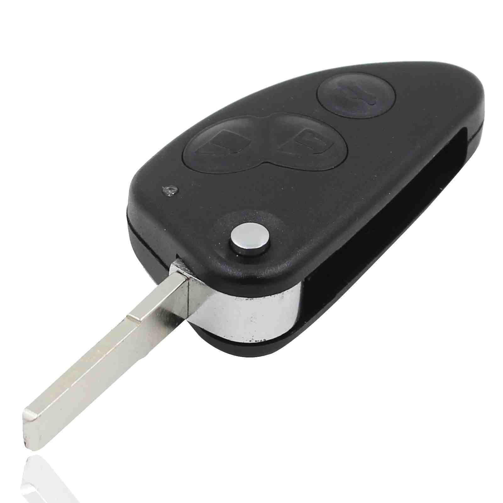 Fekete színű, 3 gombos Alfa Romeo bicskakulcs, kulcsház.